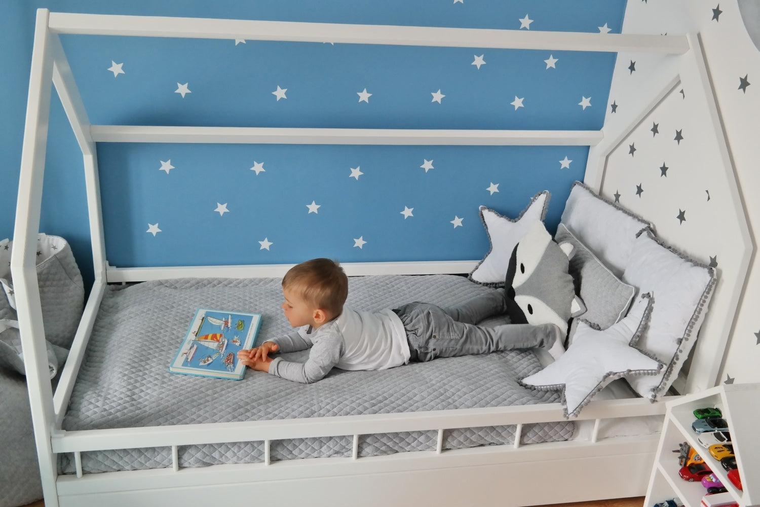 Cama escandinava para niño con forma de casita, 160x80cm + barandillas