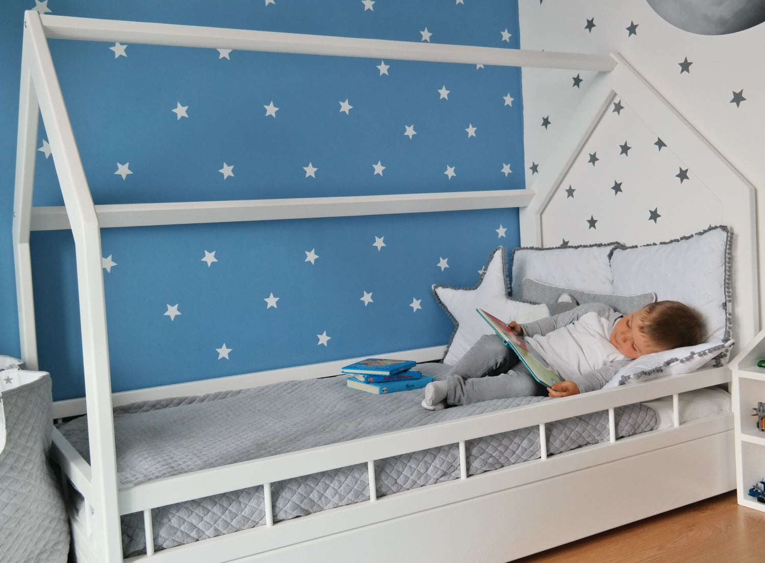 Cama escandinava para niño con forma de casita, 160x80cm + barandillas