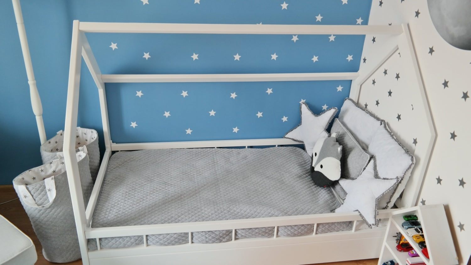 Cama escandinava para niño con forma de casita, 160x80cm + barandillas