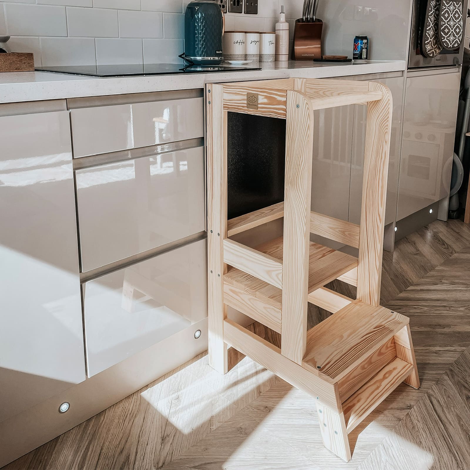 Ayudante de cocina de madera con tablero negro, natural