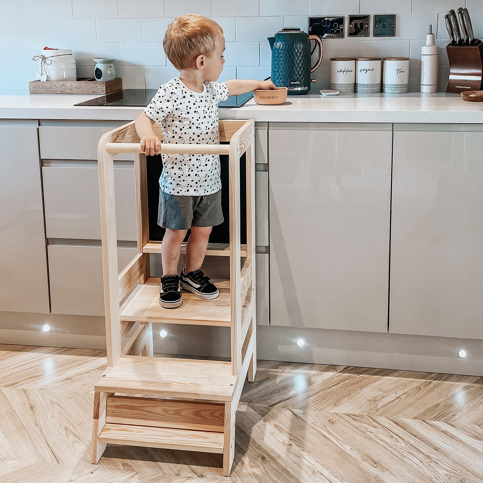 Ayudante de cocina de madera con tablero negro, natural