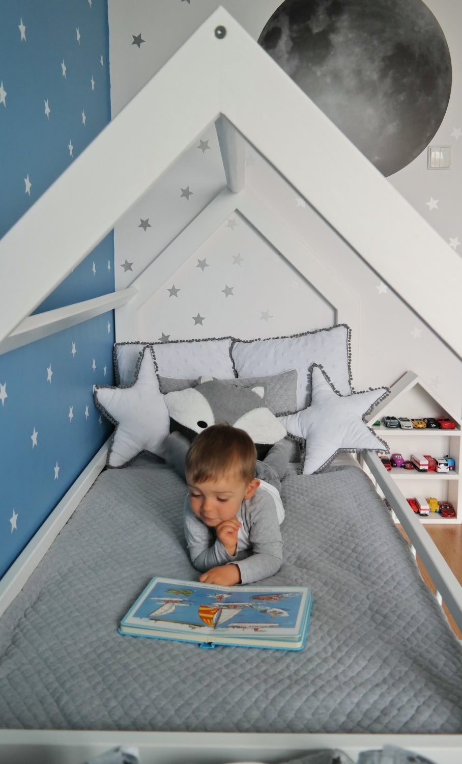 Cama escandinava para niño con forma de casita, 160x80cm + barandillas