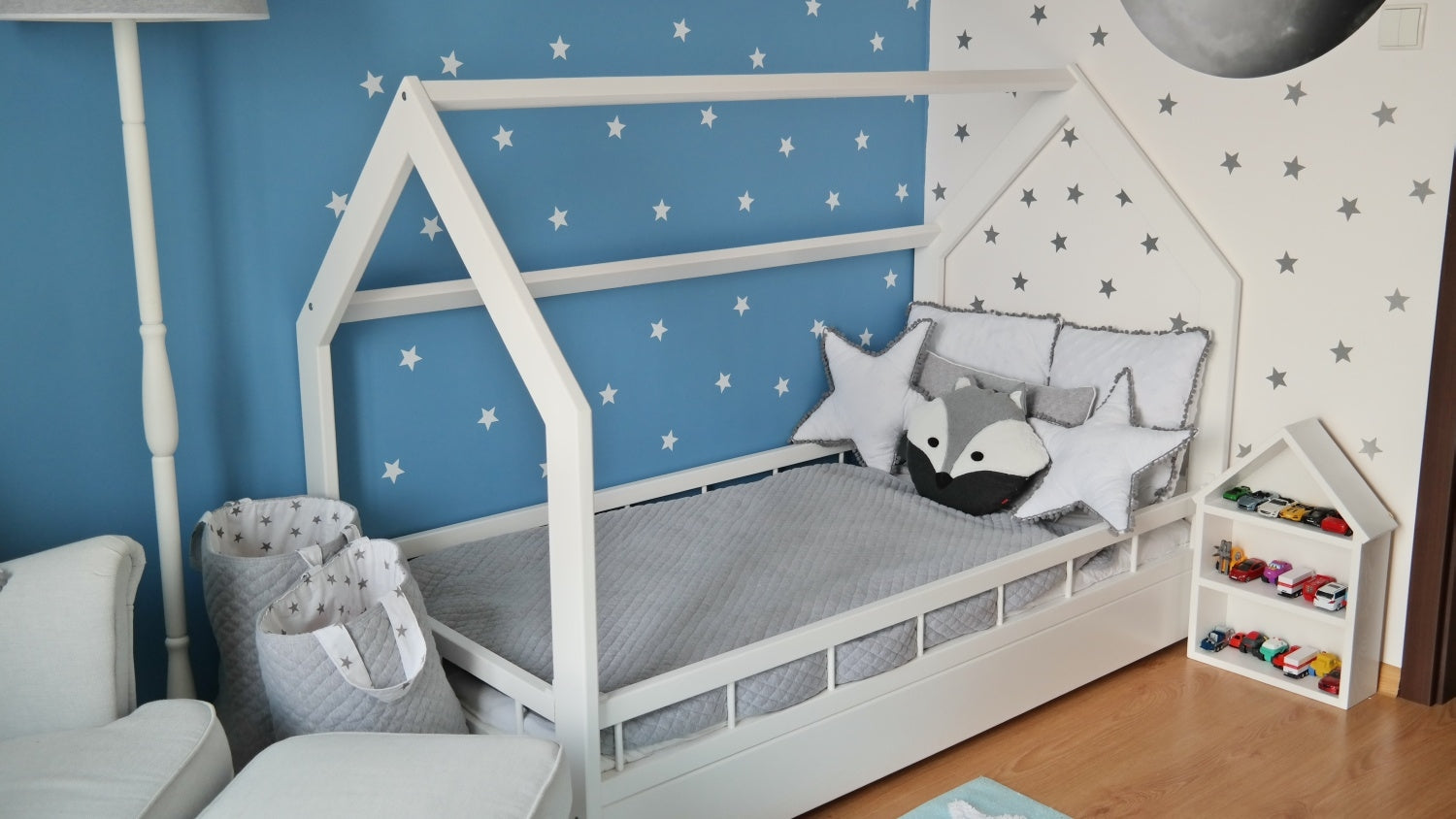 Cama escandinava para niño con forma de casita, 160x80cm + barandillas