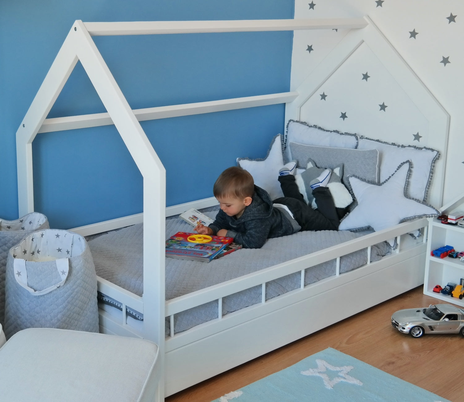 Cama escandinava para niño con forma de casita, 160x80cm + barandillas